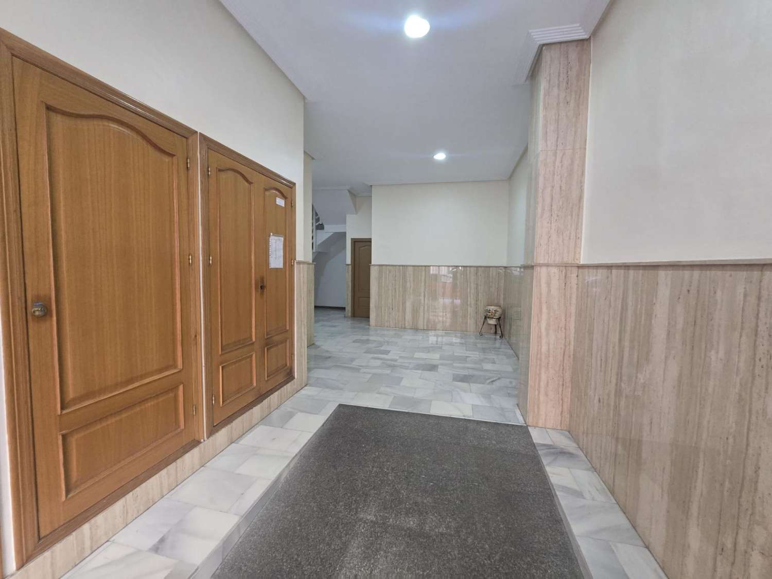 AMPLIO APARTAMENTO DE 3 DORMITORIOS Y 2 BAÑOS EN EL CENTRO DE TORREVIEJA, ORIENTACIÓN SUR