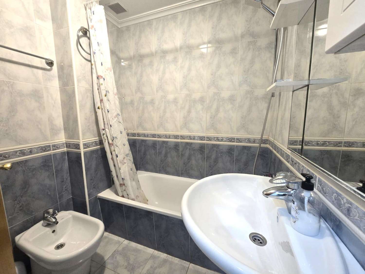 AMPLIO APARTAMENTO DE 3 DORMITORIOS Y 2 BAÑOS EN EL CENTRO DE TORREVIEJA, ORIENTACIÓN SUR
