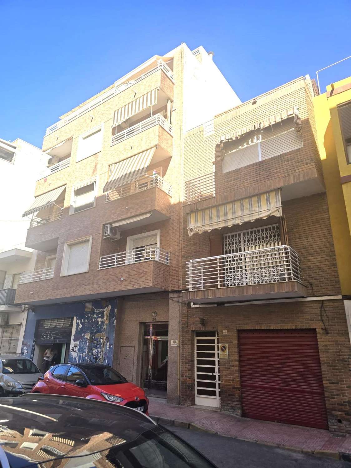 AMPLIO APARTAMENTO DE 3 DORMITORIOS Y 2 BAÑOS EN EL CENTRO DE TORREVIEJA, ORIENTACIÓN SUR