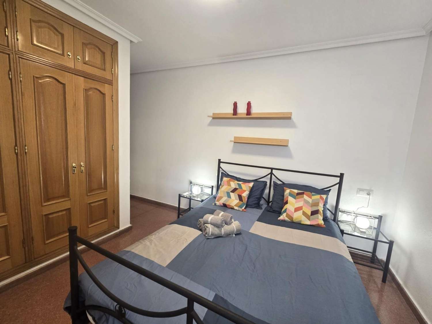 AMPLIO APARTAMENTO DE 3 DORMITORIOS Y 2 BAÑOS EN EL CENTRO DE TORREVIEJA, ORIENTACIÓN SUR