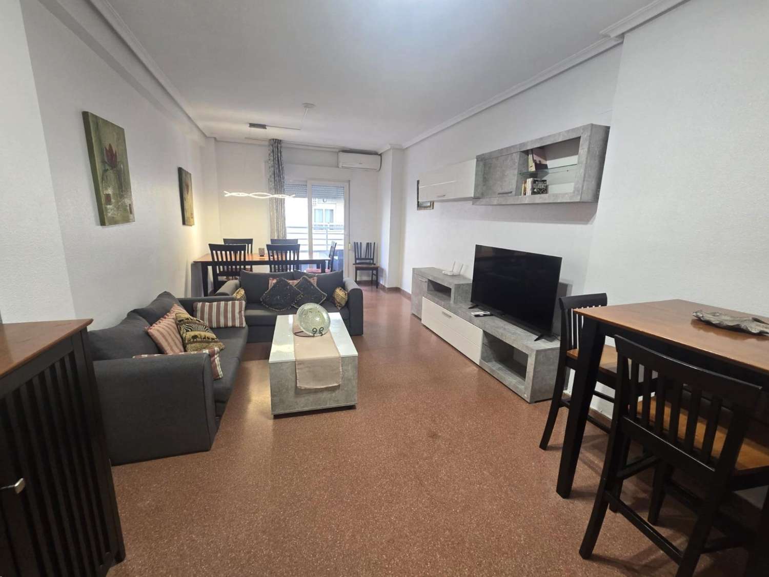 AMPLIO APARTAMENTO DE 3 DORMITORIOS Y 2 BAÑOS EN EL CENTRO DE TORREVIEJA, ORIENTACIÓN SUR