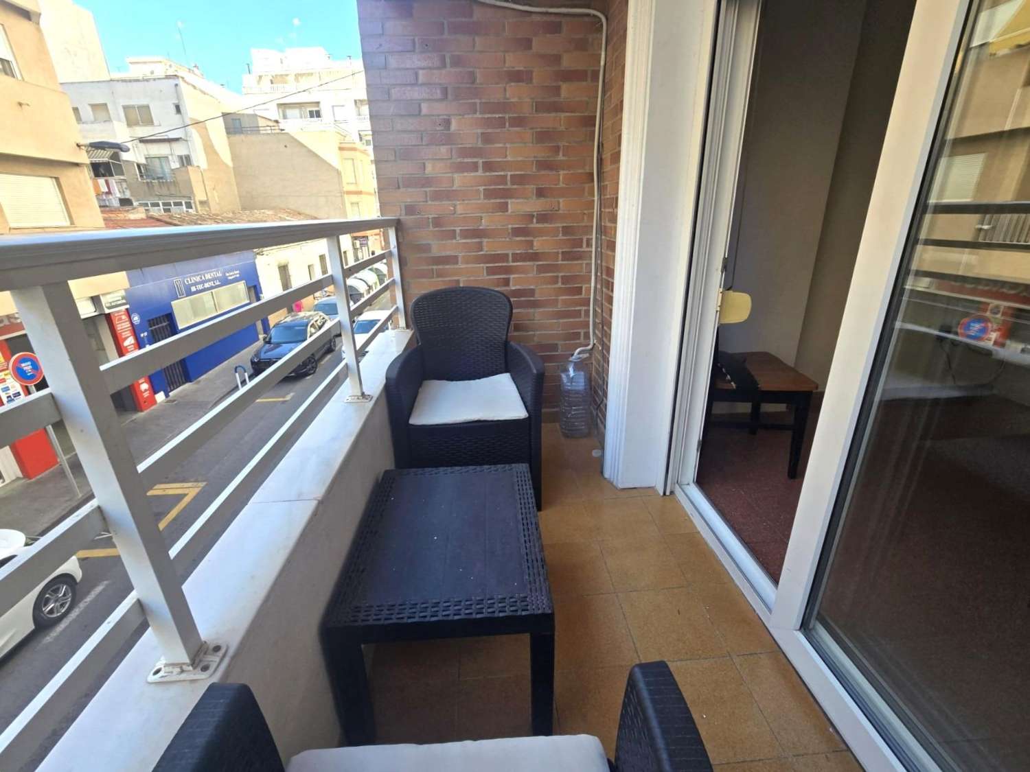 AMPLIO APARTAMENTO DE 3 DORMITORIOS Y 2 BAÑOS EN EL CENTRO DE TORREVIEJA, ORIENTACIÓN SUR