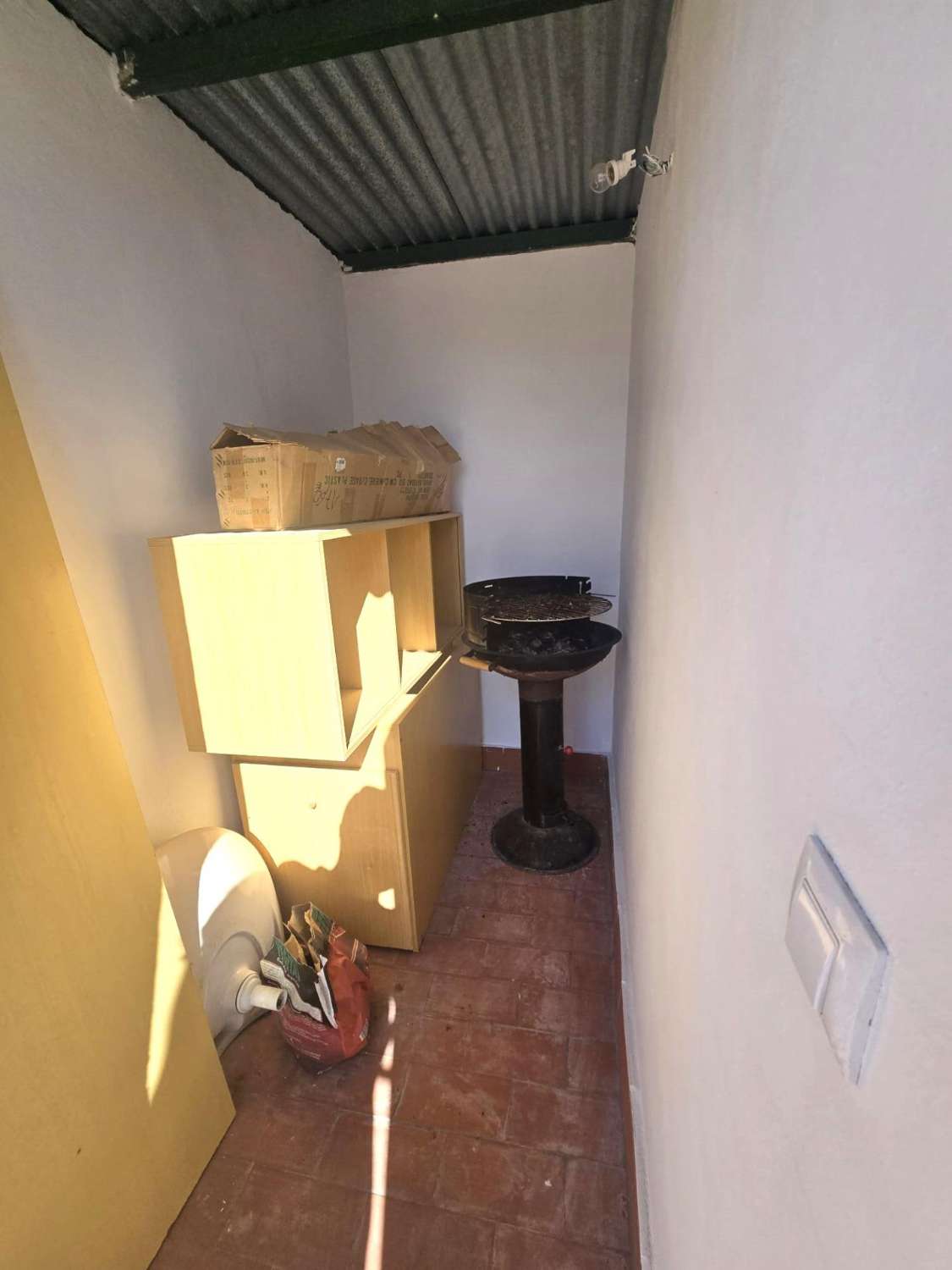 AMPLIO APARTAMENTO DE 3 DORMITORIOS Y 2 BAÑOS EN EL CENTRO DE TORREVIEJA, ORIENTACIÓN SUR