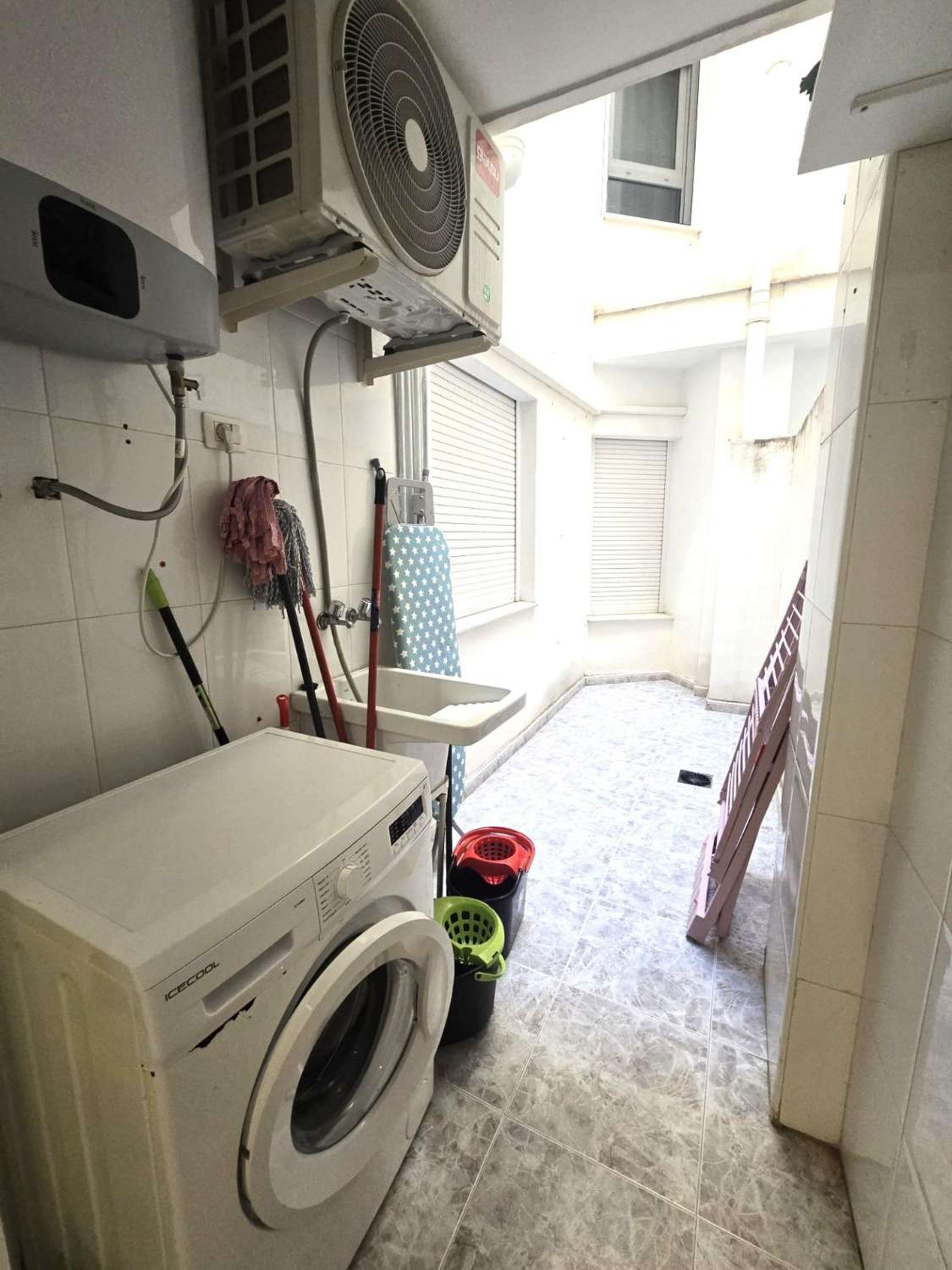 AMPLIO APARTAMENTO DE 3 DORMITORIOS Y 2 BAÑOS EN EL CENTRO DE TORREVIEJA, ORIENTACIÓN SUR