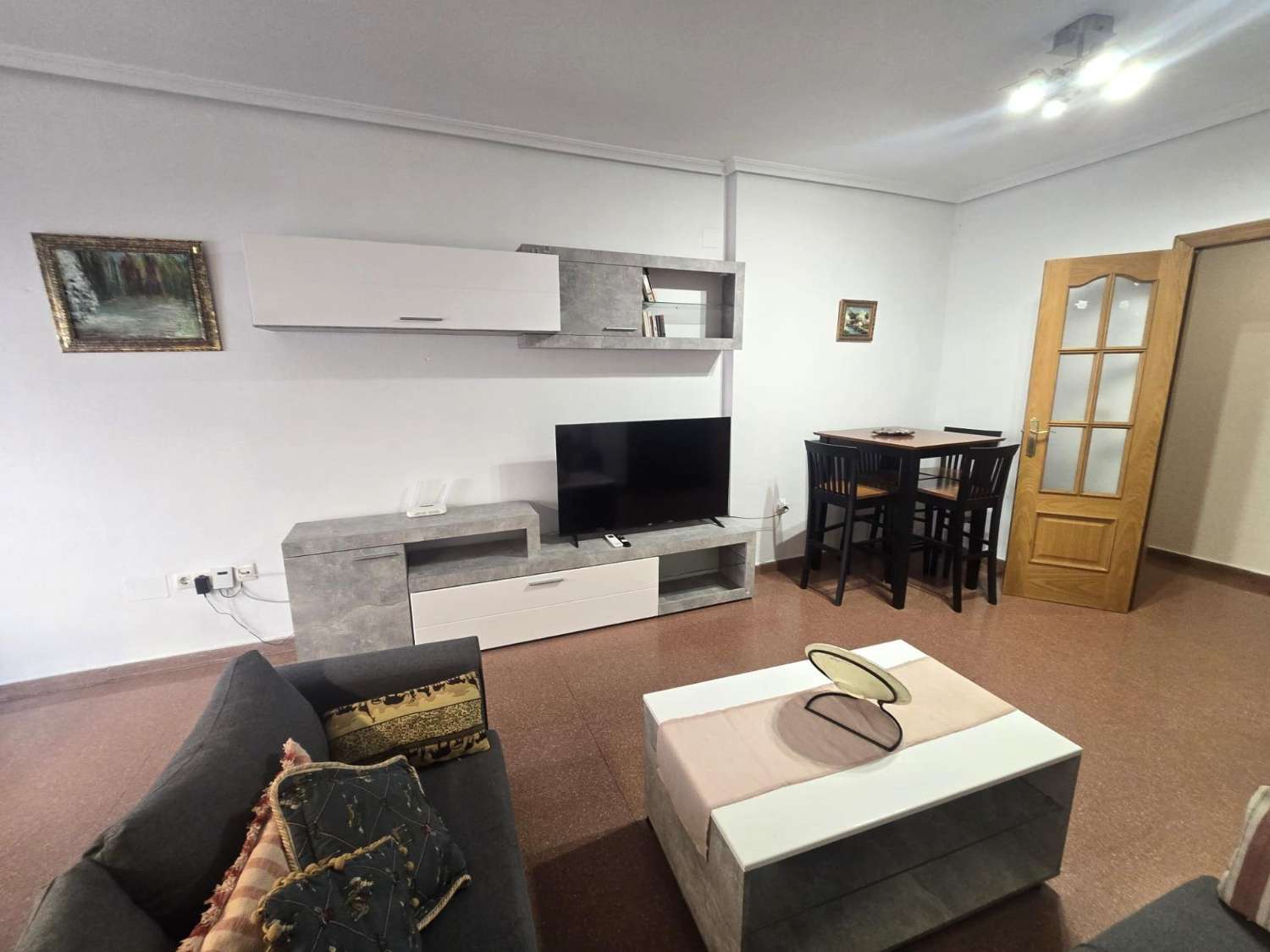 AMPLIO APARTAMENTO DE 3 DORMITORIOS Y 2 BAÑOS EN EL CENTRO DE TORREVIEJA, ORIENTACIÓN SUR