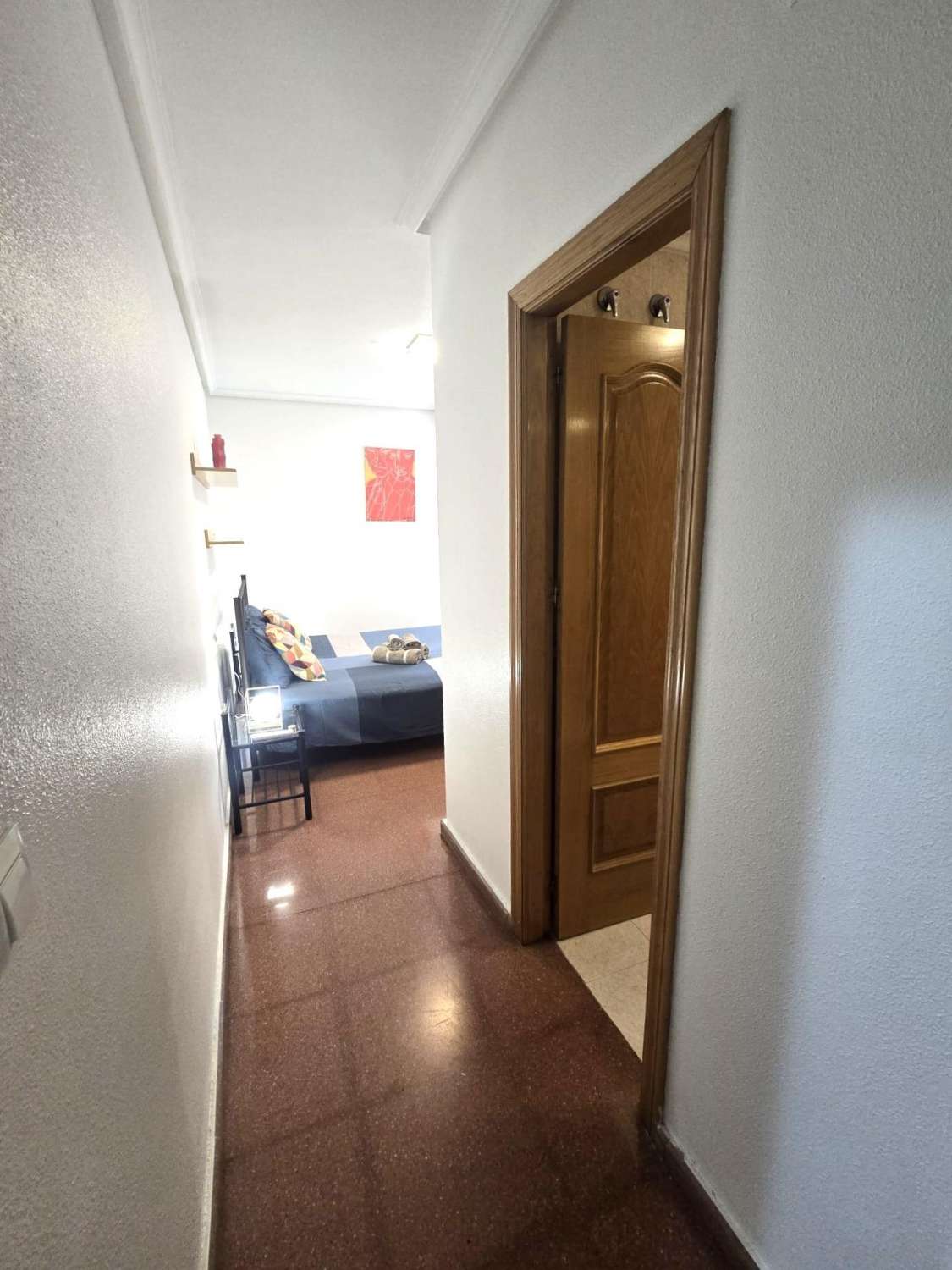 AMPLIO APARTAMENTO DE 3 DORMITORIOS Y 2 BAÑOS EN EL CENTRO DE TORREVIEJA, ORIENTACIÓN SUR
