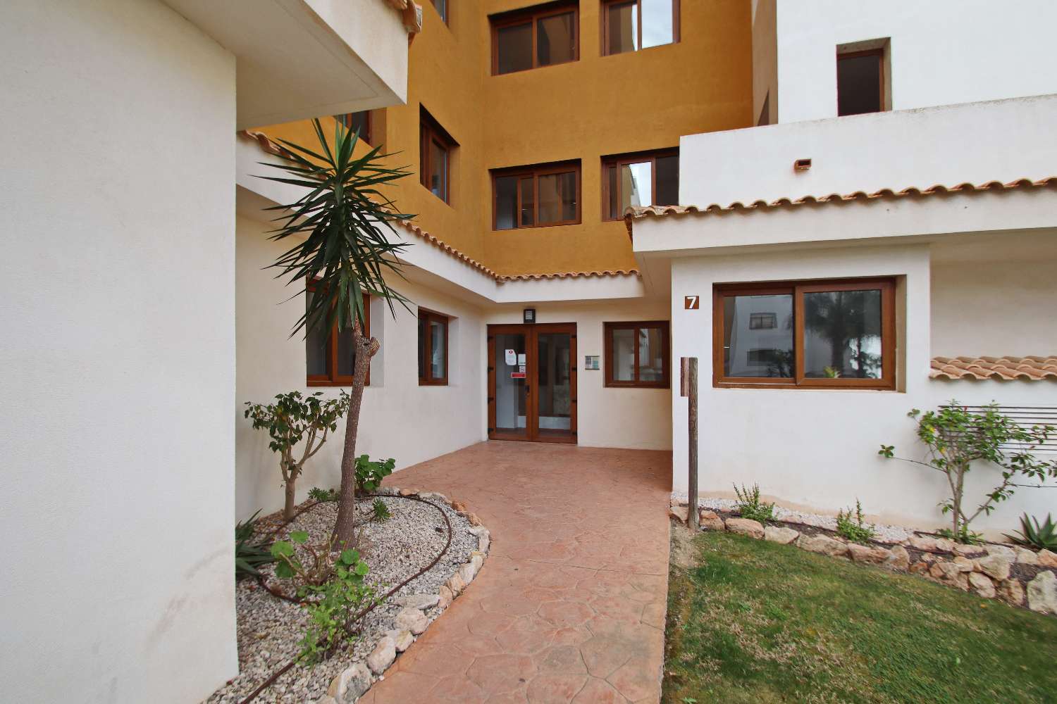 APARTAMENTO DE LUJO DE 2 DORMITORIOS CON ORIENTACIÓN SUR, TERRAZA Y GARAJE EN LA ENTRADA, PUNTA PRIMA