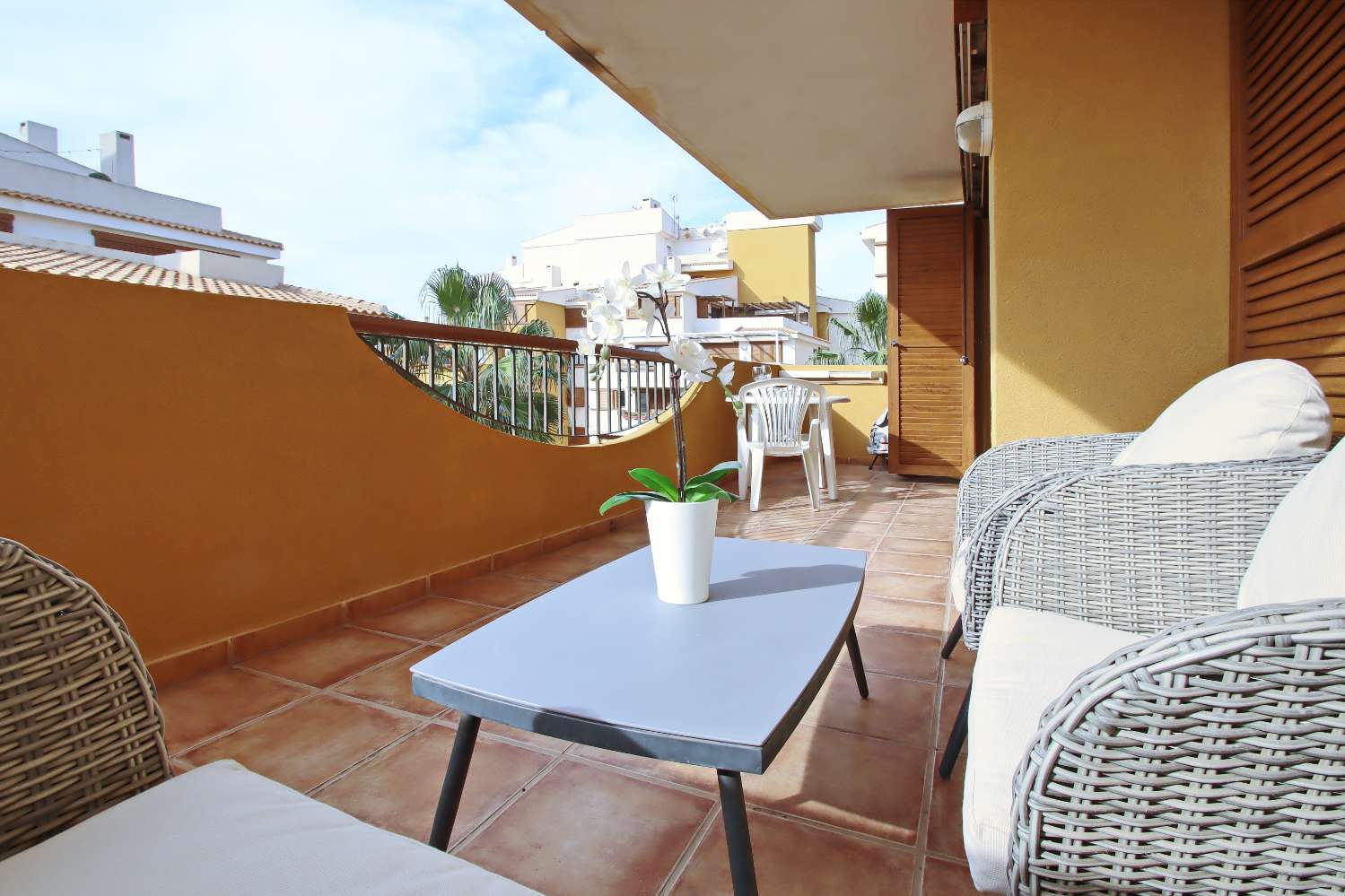 APARTAMENTO DE LUJO DE 2 DORMITORIOS CON ORIENTACIÓN SUR, TERRAZA Y GARAJE EN LA ENTRADA, PUNTA PRIMA