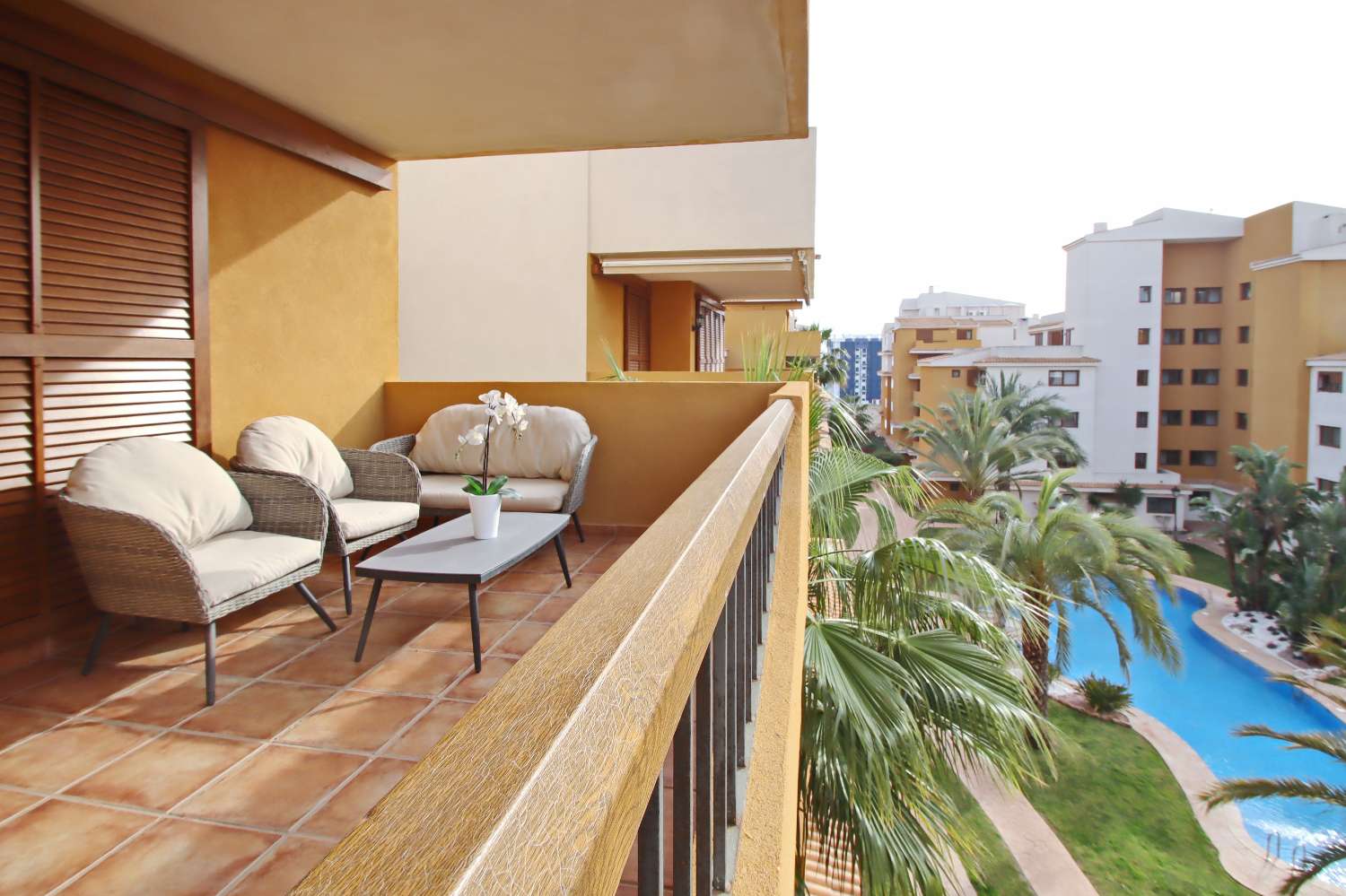 APARTAMENTO DE LUJO DE 2 DORMITORIOS CON ORIENTACIÓN SUR, TERRAZA Y GARAJE EN LA ENTRADA, PUNTA PRIMA