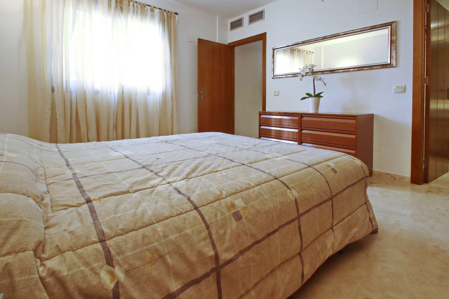 APARTAMENTO DE LUJO DE 2 DORMITORIOS CON ORIENTACIÓN SUR, TERRAZA Y GARAJE EN LA ENTRADA, PUNTA PRIMA