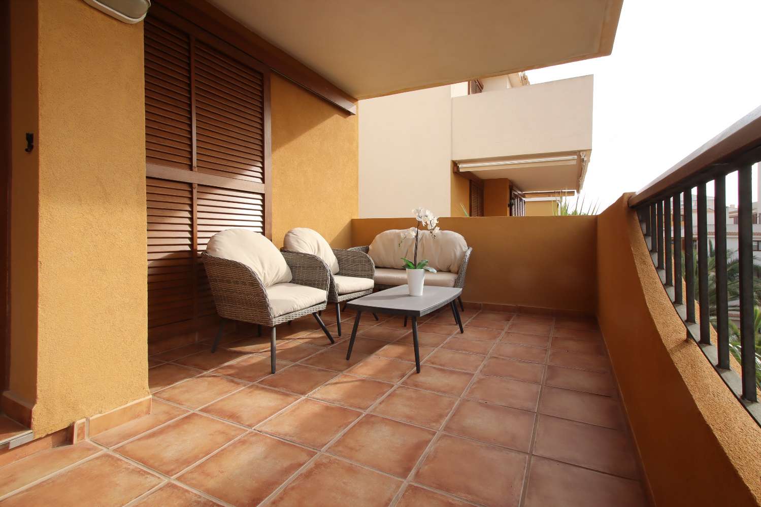 APARTAMENTO DE LUJO DE 2 DORMITORIOS CON ORIENTACIÓN SUR, TERRAZA Y GARAJE EN LA ENTRADA, PUNTA PRIMA