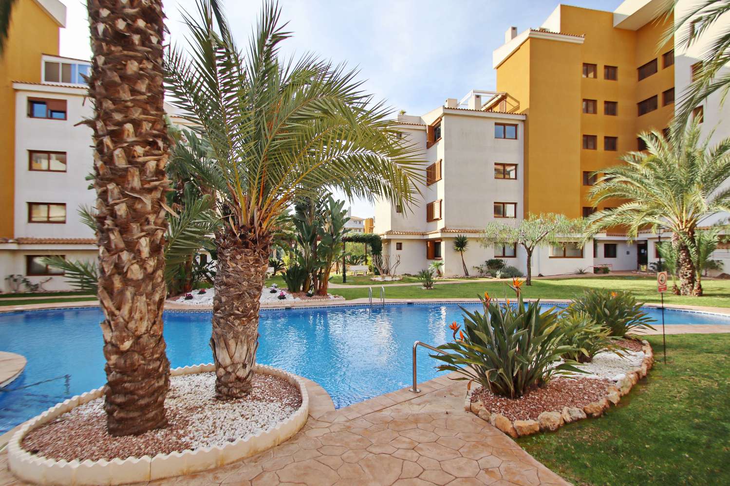 APARTAMENTO DE LUJO DE 2 DORMITORIOS CON ORIENTACIÓN SUR, TERRAZA Y GARAJE EN LA ENTRADA, PUNTA PRIMA