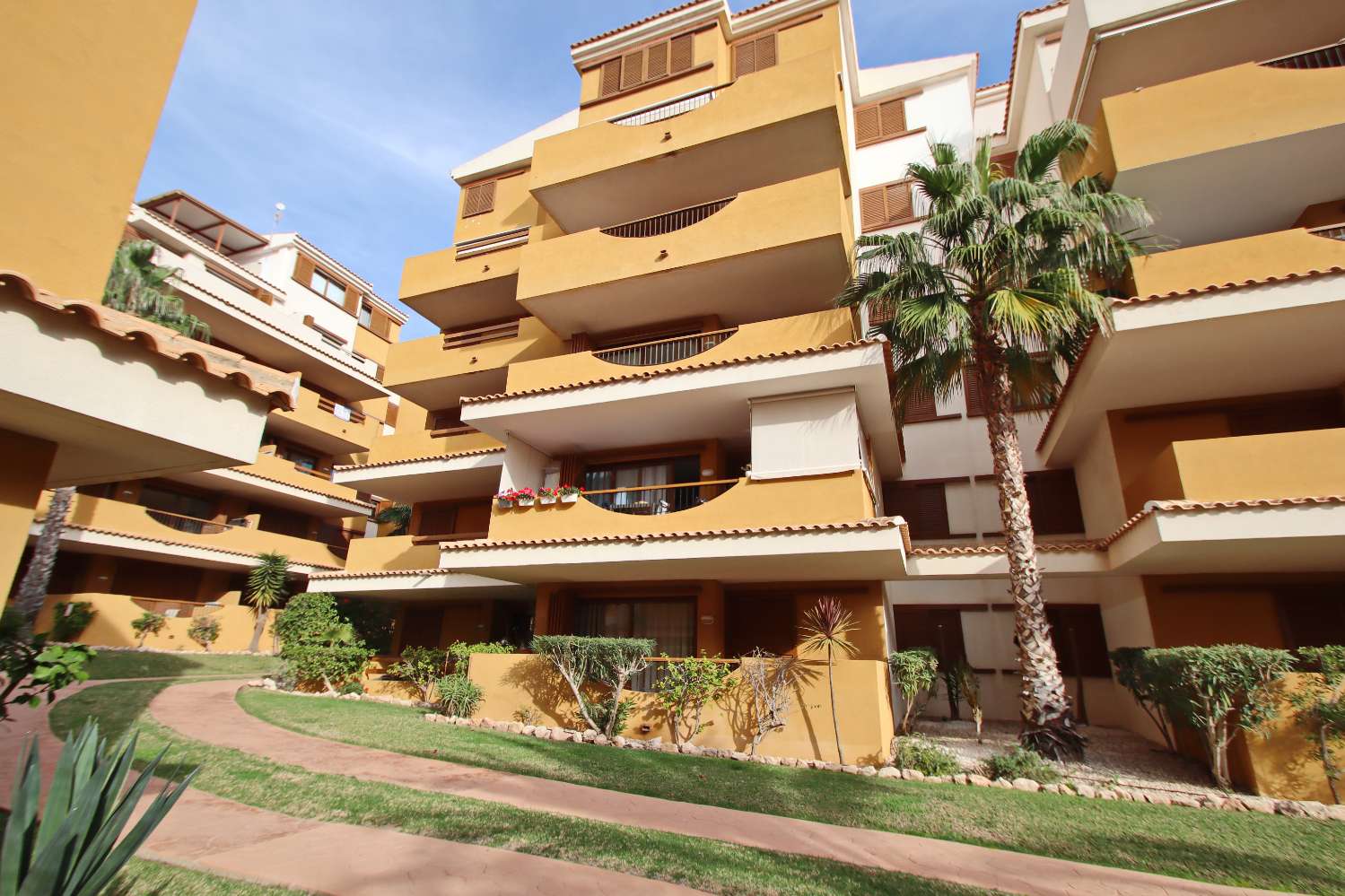 APARTAMENTO DE LUJO DE 2 DORMITORIOS CON ORIENTACIÓN SUR, TERRAZA Y GARAJE EN LA ENTRADA, PUNTA PRIMA
