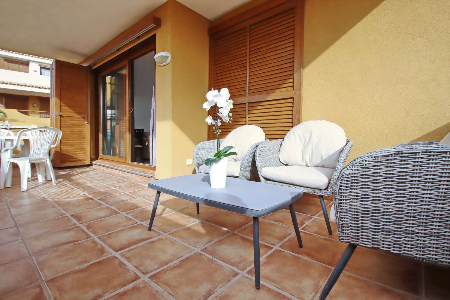 APARTAMENTO DE LUJO DE 2 DORMITORIOS CON ORIENTACIÓN SUR, TERRAZA Y GARAJE EN LA ENTRADA, PUNTA PRIMA