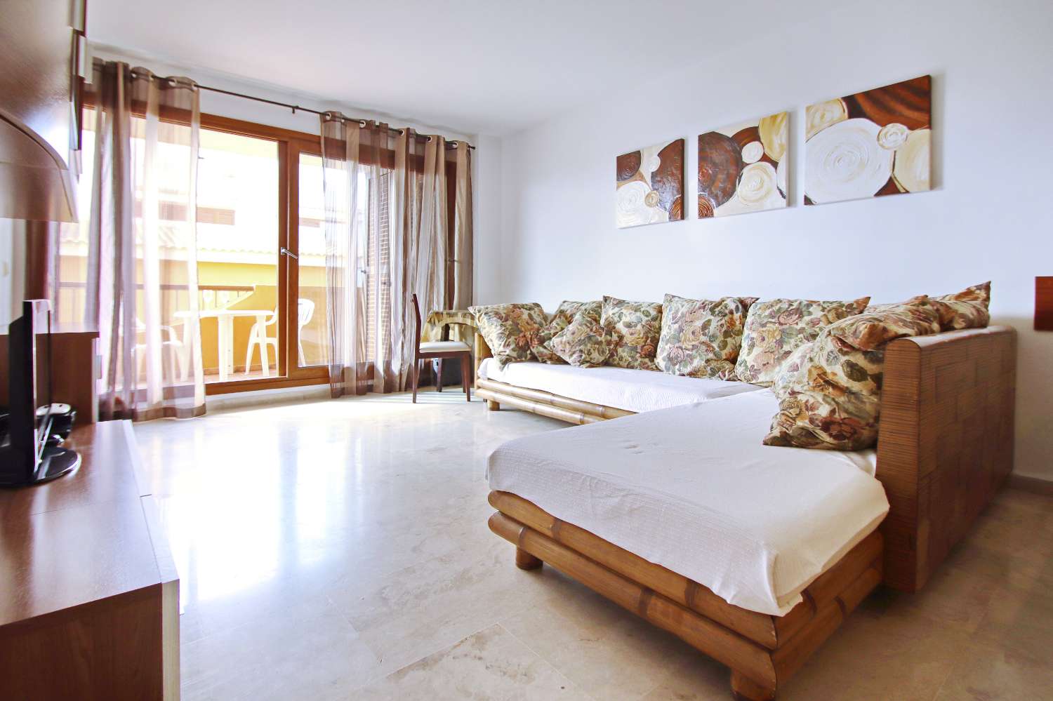 APARTAMENTO DE LUJO DE 2 DORMITORIOS CON ORIENTACIÓN SUR, TERRAZA Y GARAJE EN LA ENTRADA, PUNTA PRIMA