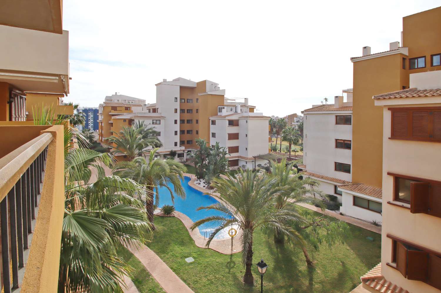 APARTAMENTO DE LUJO DE 2 DORMITORIOS CON ORIENTACIÓN SUR, TERRAZA Y GARAJE EN LA ENTRADA, PUNTA PRIMA