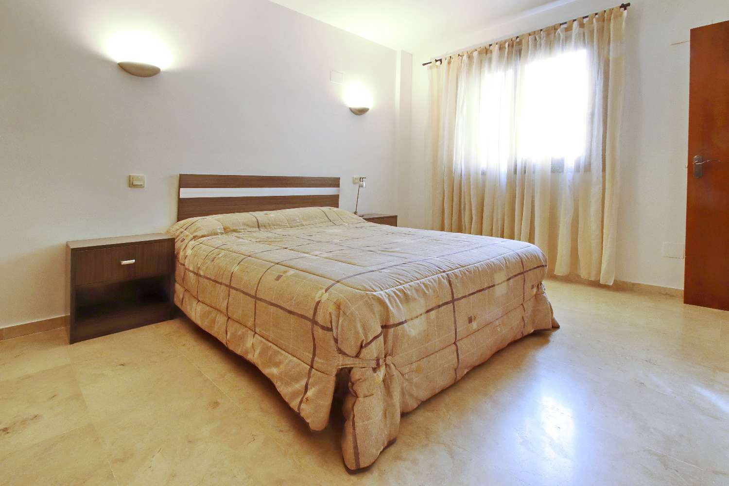 APARTAMENTO DE LUJO DE 2 DORMITORIOS CON ORIENTACIÓN SUR, TERRAZA Y GARAJE EN LA ENTRADA, PUNTA PRIMA