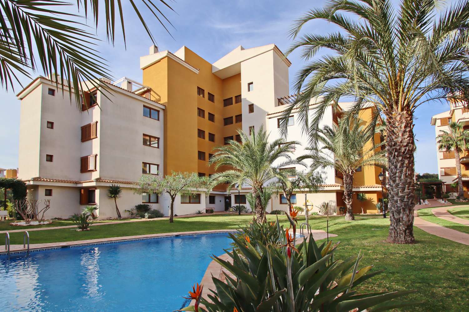 APARTAMENTO DE LUJO DE 2 DORMITORIOS CON ORIENTACIÓN SUR, TERRAZA Y GARAJE EN LA ENTRADA, PUNTA PRIMA