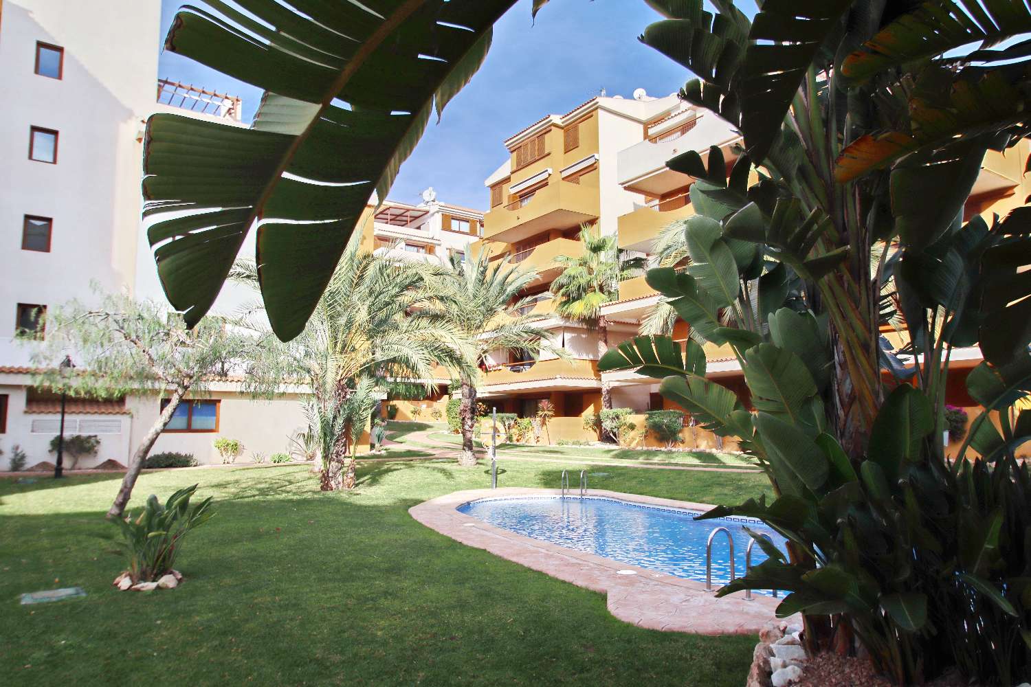 APARTAMENTO DE LUJO DE 2 DORMITORIOS CON ORIENTACIÓN SUR, TERRAZA Y GARAJE EN LA ENTRADA, PUNTA PRIMA