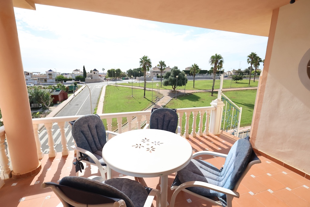 BUNGALOW EN PLANTA ALTA CON VISTAS AL MAR, TERRAZA Y PISCINA EN LOS ALTOS – RESIDENCIAL LAS FUENTES I