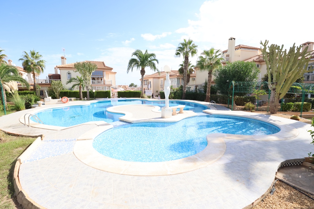 BUNGALOW EN PLANTA ALTA CON VISTAS AL MAR, TERRAZA Y PISCINA EN LOS ALTOS – RESIDENCIAL LAS FUENTES I