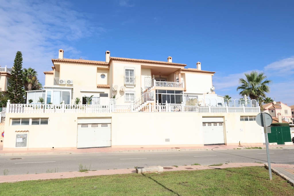 BUNGALOW EN PLANTA ALTA CON VISTAS AL MAR, TERRAZA Y PISCINA EN LOS ALTOS – RESIDENCIAL LAS FUENTES I