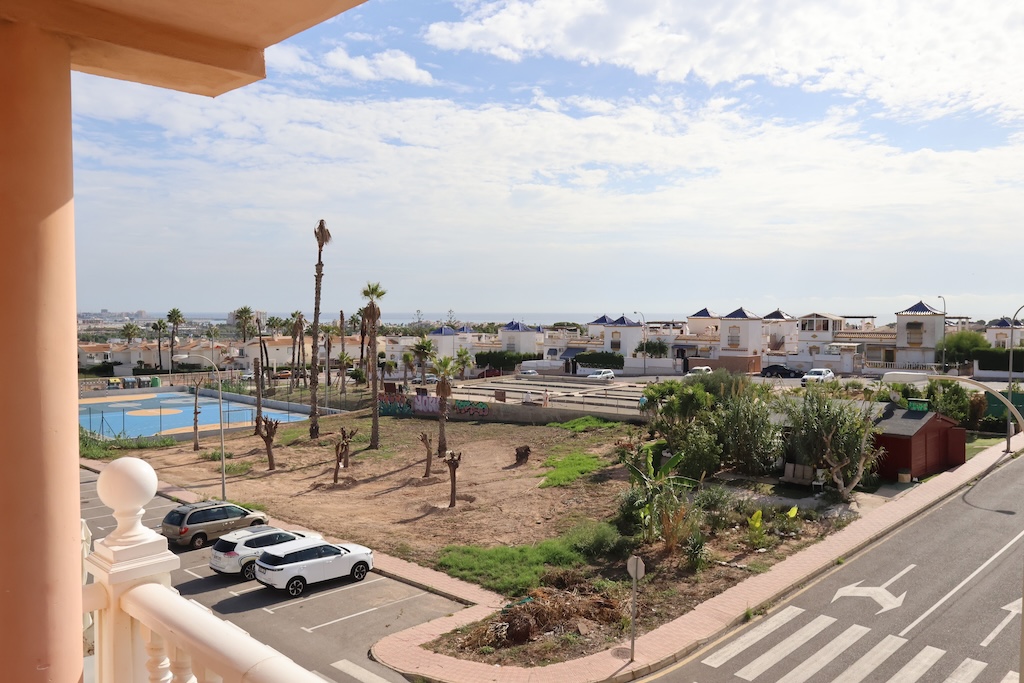BUNGALOW EN PLANTA ALTA CON VISTAS AL MAR, TERRAZA Y PISCINA EN LOS ALTOS – RESIDENCIAL LAS FUENTES I