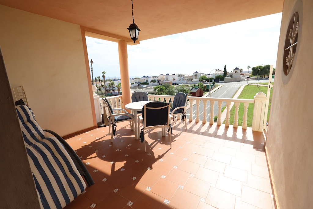 BUNGALOW EN PLANTA ALTA CON VISTAS AL MAR, TERRAZA Y PISCINA EN LOS ALTOS – RESIDENCIAL LAS FUENTES I