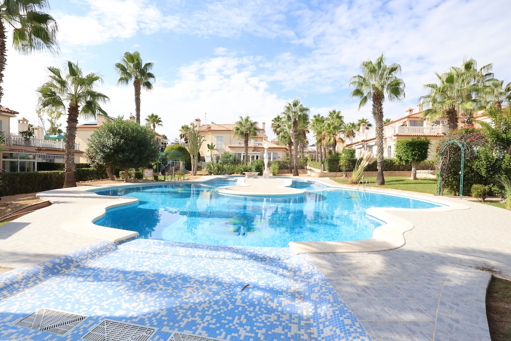 BUNGALOW EN PLANTA ALTA CON VISTAS AL MAR, TERRAZA Y PISCINA EN LOS ALTOS – RESIDENCIAL LAS FUENTES I