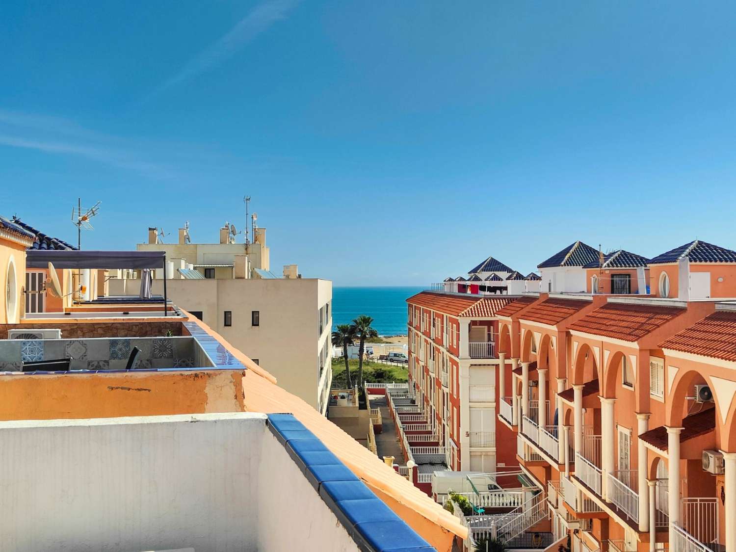 ÁTICO DÚPLEX CON SOLÁRIUM PRIVADO Y VISTAS AL MAR A 200 M DE LA PLAYA DE LA MATA