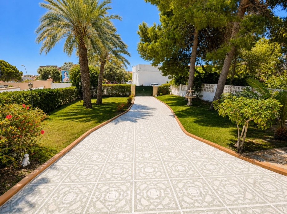 CHALET ADOSADO CON PARCELA DE 750 M² Y PISCINA PRIVADA EN LOS BALCONES