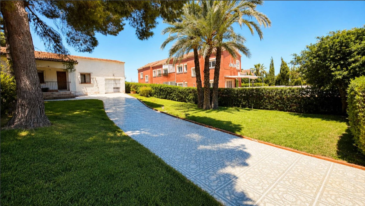 CHALET ADOSADO CON PARCELA DE 750 M² Y PISCINA PRIVADA EN LOS BALCONES