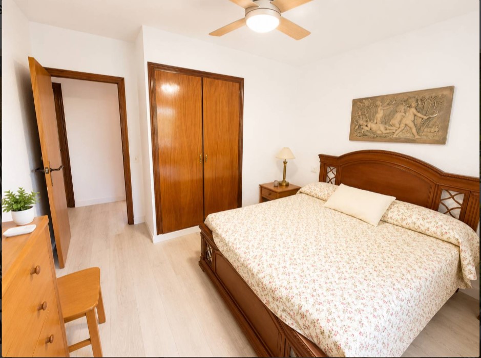CHALET ADOSADO CON PARCELA DE 750 M² Y PISCINA PRIVADA EN LOS BALCONES