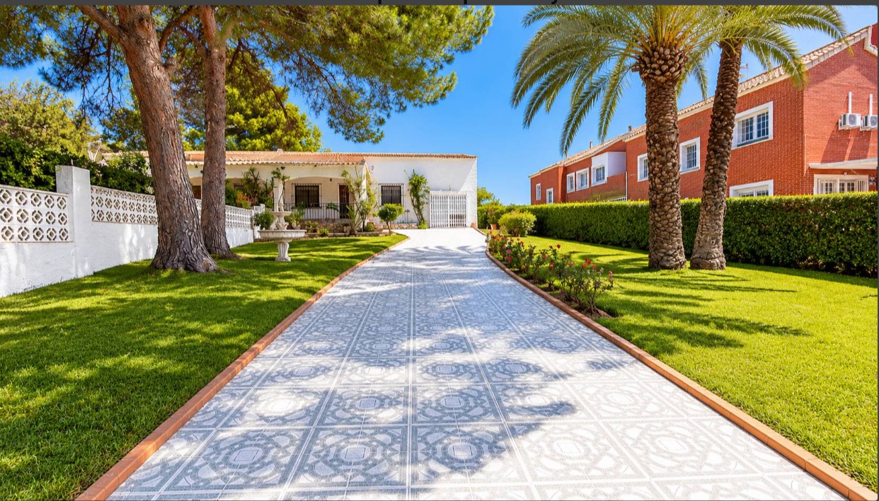 CHALET ADOSADO CON PARCELA DE 750 M² Y PISCINA PRIVADA EN LOS BALCONES