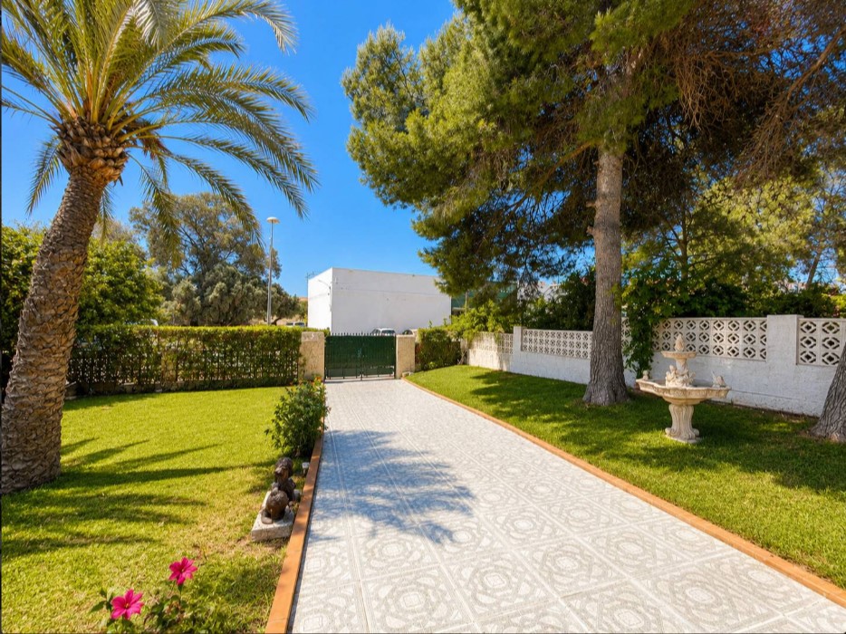 CHALET ADOSADO CON PARCELA DE 750 M² Y PISCINA PRIVADA EN LOS BALCONES