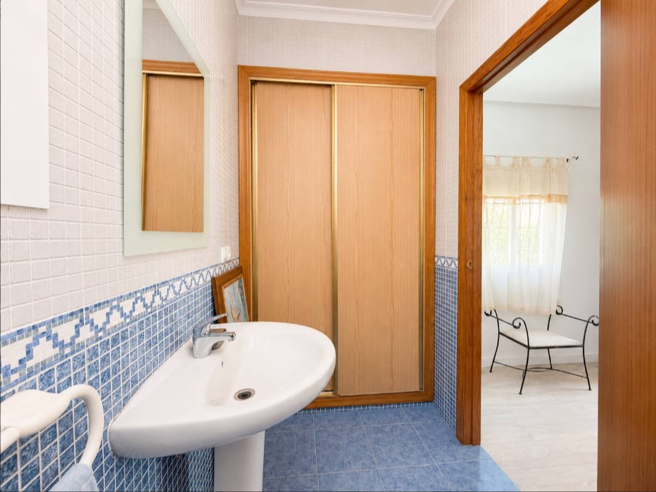 CHALET ADOSADO CON PARCELA DE 750 M² Y PISCINA PRIVADA EN LOS BALCONES