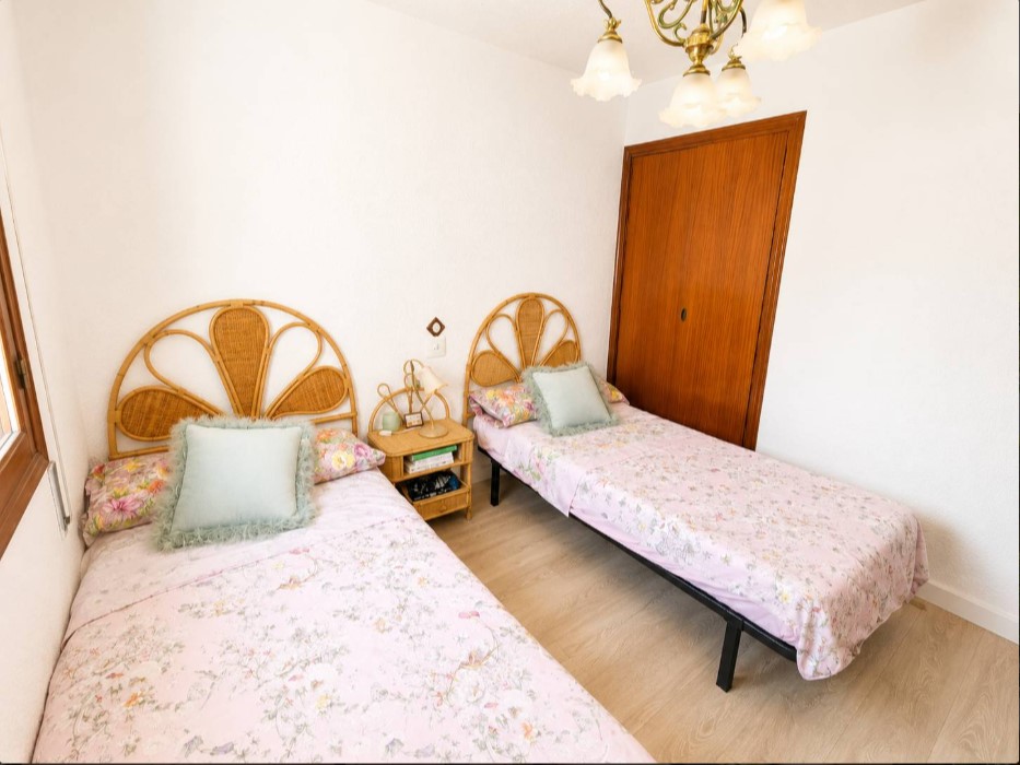 CHALET ADOSADO CON PARCELA DE 750 M² Y PISCINA PRIVADA EN LOS BALCONES