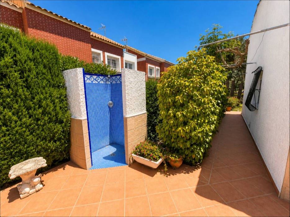 CHALET ADOSADO CON PARCELA DE 750 M² Y PISCINA PRIVADA EN LOS BALCONES