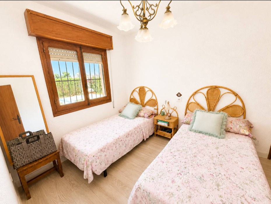 CHALET ADOSADO CON PARCELA DE 750 M² Y PISCINA PRIVADA EN LOS BALCONES