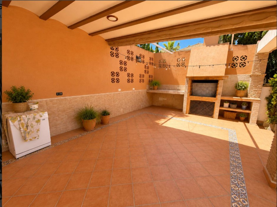 CHALET ADOSADO CON PARCELA DE 750 M² Y PISCINA PRIVADA EN LOS BALCONES