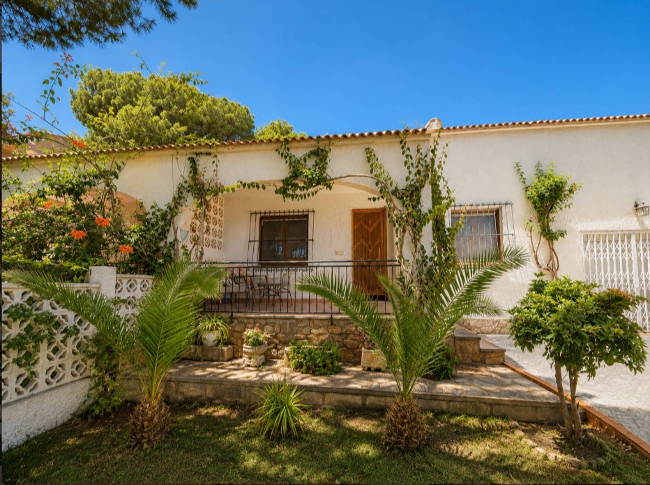 CHALET ADOSADO CON PARCELA DE 750 M² Y PISCINA PRIVADA EN LOS BALCONES