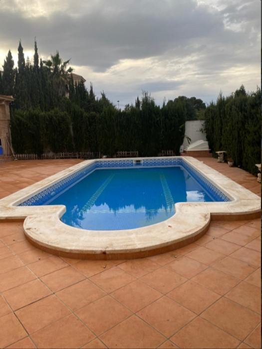 CHALET ADOSADO CON PARCELA DE 750 M² Y PISCINA PRIVADA EN LOS BALCONES
