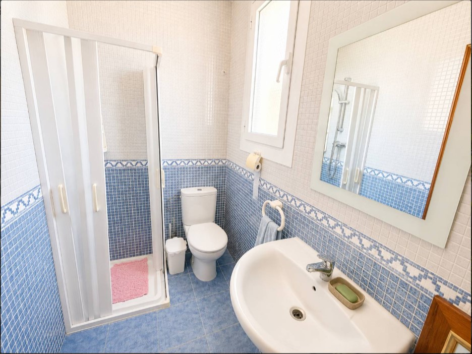 CHALET ADOSADO CON PARCELA DE 750 M² Y PISCINA PRIVADA EN LOS BALCONES