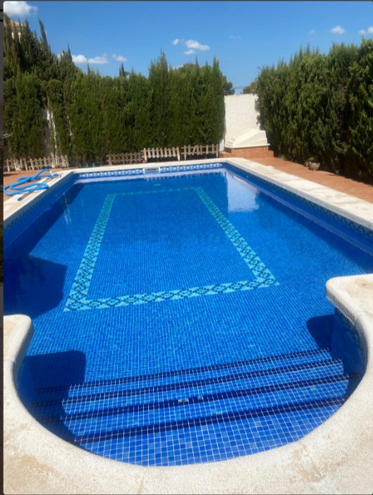 CHALET ADOSADO CON PARCELA DE 750 M² Y PISCINA PRIVADA EN LOS BALCONES