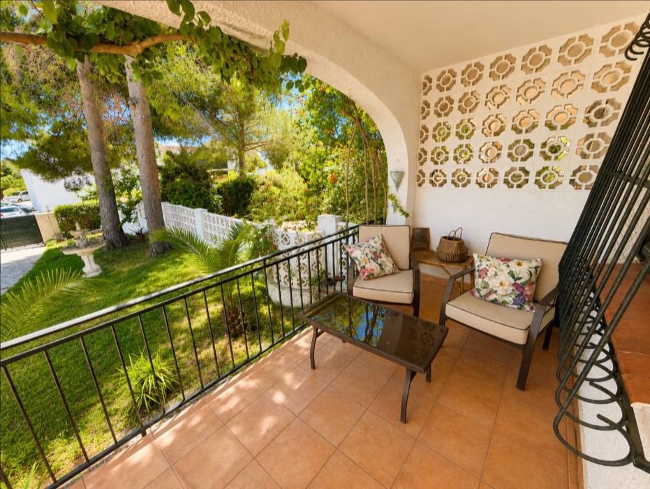 CHALET ADOSADO CON PARCELA DE 750 M² Y PISCINA PRIVADA EN LOS BALCONES