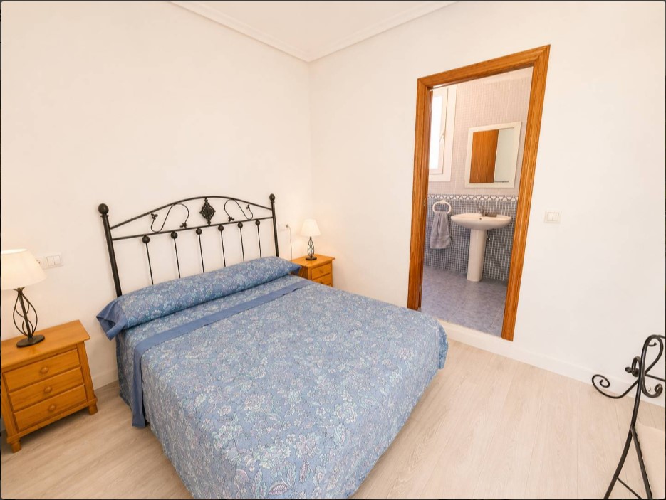 CHALET ADOSADO CON PARCELA DE 750 M² Y PISCINA PRIVADA EN LOS BALCONES
