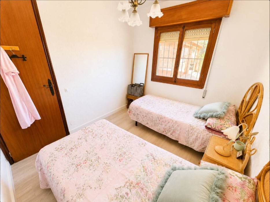 CHALET ADOSADO CON PARCELA DE 750 M² Y PISCINA PRIVADA EN LOS BALCONES
