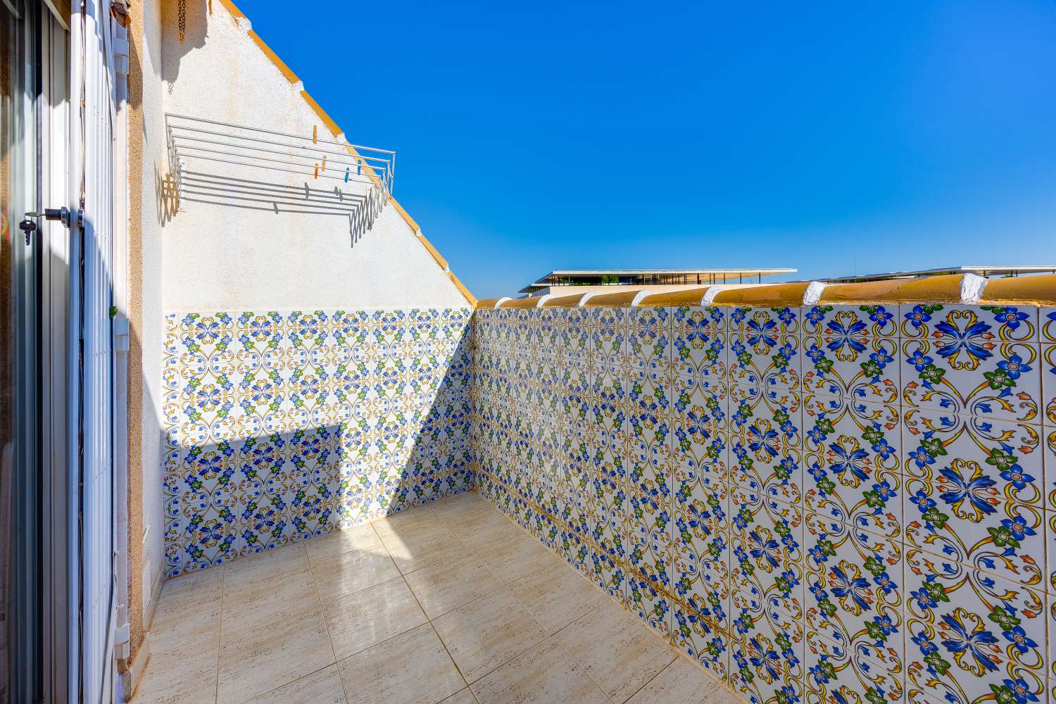 ÁTICO A 250 M DEL MAR CON TERRAZA, GARAJE Y PISCINA EN ACEQUIÓN
