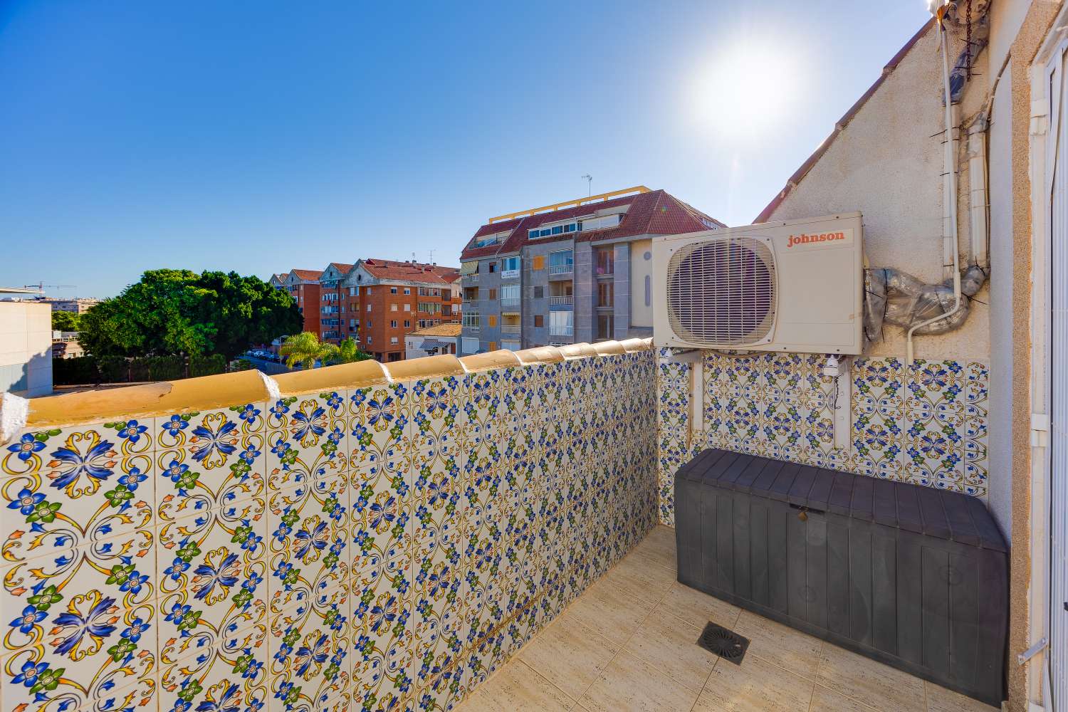 ÁTICO A 250 M DEL MAR CON TERRAZA, GARAJE Y PISCINA EN ACEQUIÓN
