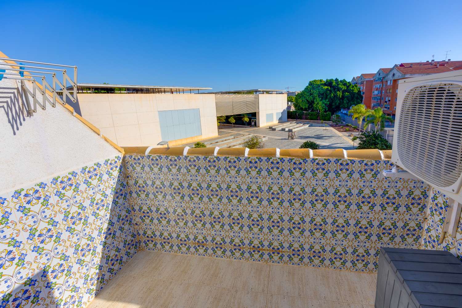 ÁTICO A 250 M DEL MAR CON TERRAZA, GARAJE Y PISCINA EN ACEQUIÓN